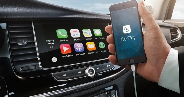 Opel integra Waze e Google Maps in Apple CarPlay
