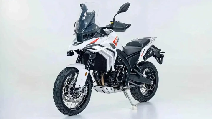 ZXMoto 820X, 116 CV e 3 cilindri: sfida alla Triumph Tiger 900