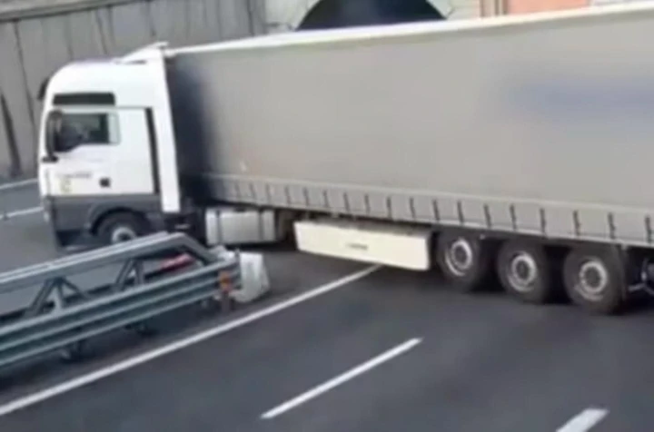 Camionista fa l'inversione col TIR: follia in autostrada [Video]