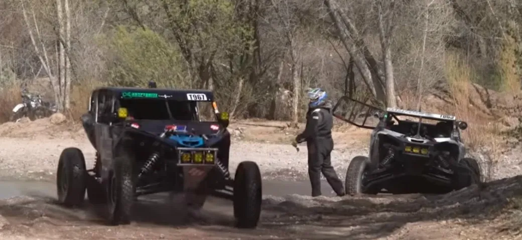 Epici attraversamenti del guado nella gara off-road | Video