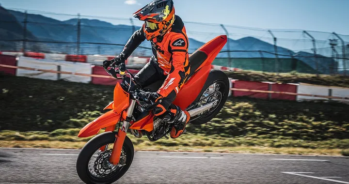 KTM 450 SMR 2027: 109 kg e 63 CV, è una Supermoto estrema