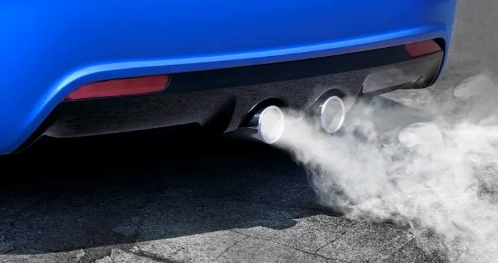 Sosta con motore acceso: multa anche d’inverno