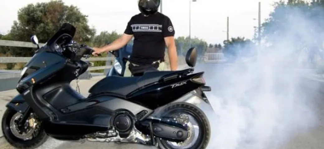 Foto del giorno: T-Max Burnout!