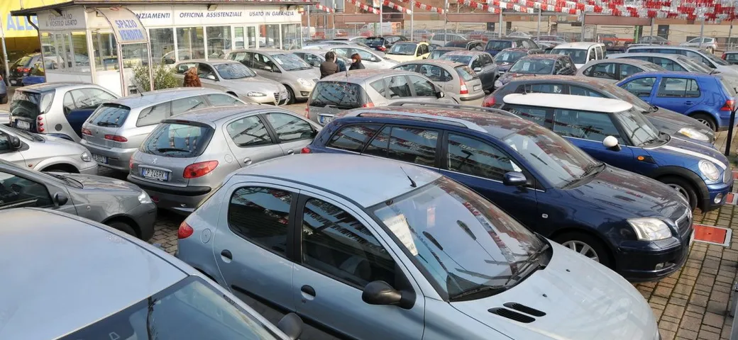 Schilometrava le auto usate, rivenditore nei guai: maxi sequestro