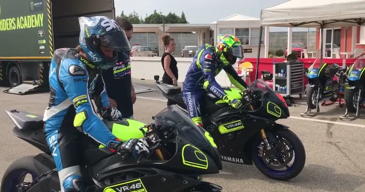 Valentino Rossi al Misanino con la Academy [Video]