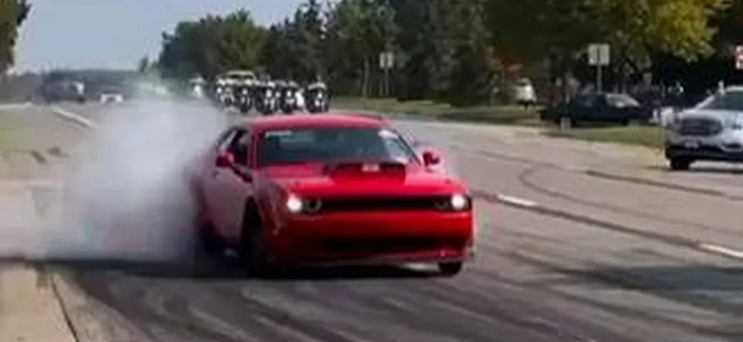 Dodge Challenger: show a ruote fumanti con la polizia alle spalle | Video