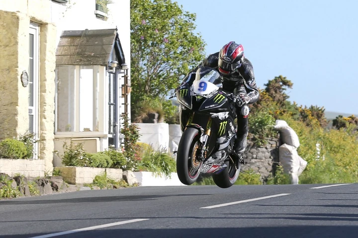 TT 2015: Ian Hutchison doppietta in Supersport e vittoria in Superstock [FOTO]