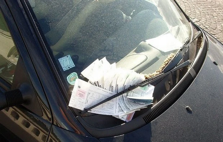 Protesta per la multa... dopo aver spostato l'auto