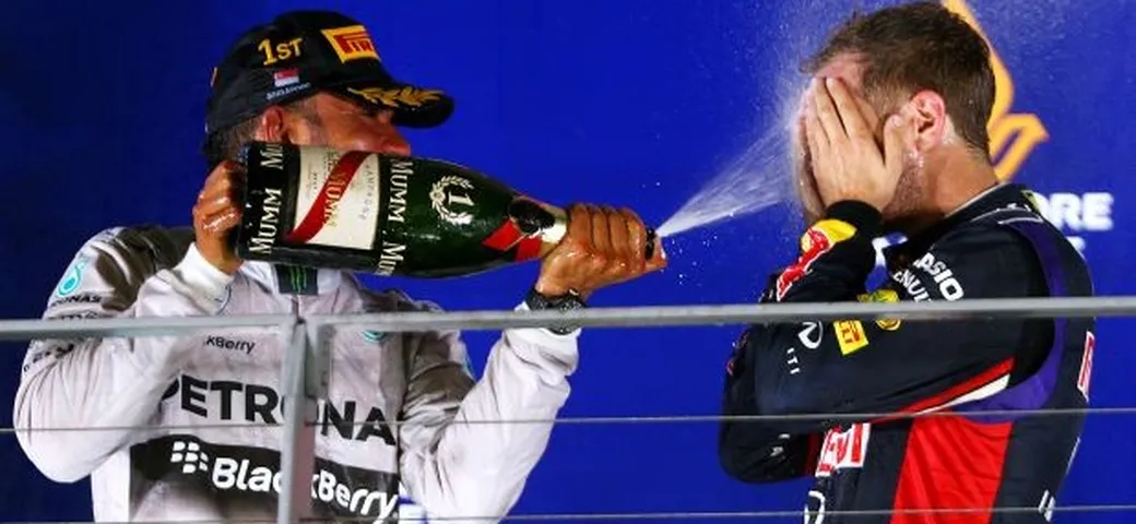 GP Singapore F1 2014: vince Hamilton, poi Vettel e Ricciardo. Quarto Alonso, fuori Rosberg
