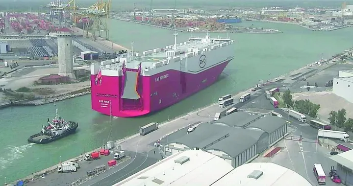 Il gigante dei mari porta 2.350 auto cinesi in Italia: maxi sbarco a Livorno