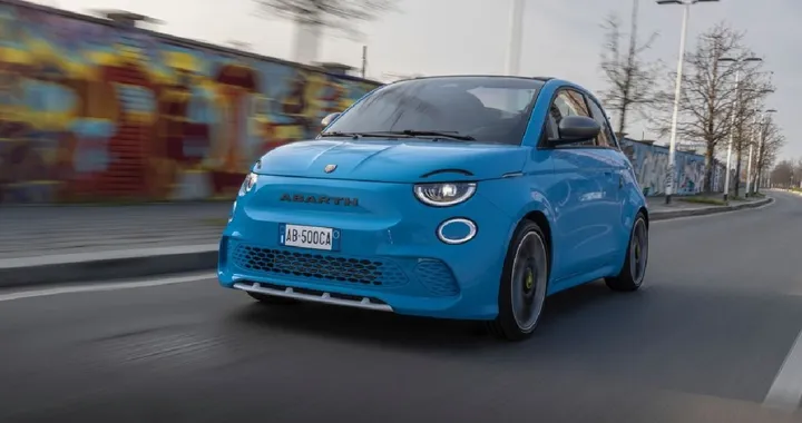 Abarth 500e finalista ai World Car Awards 2024