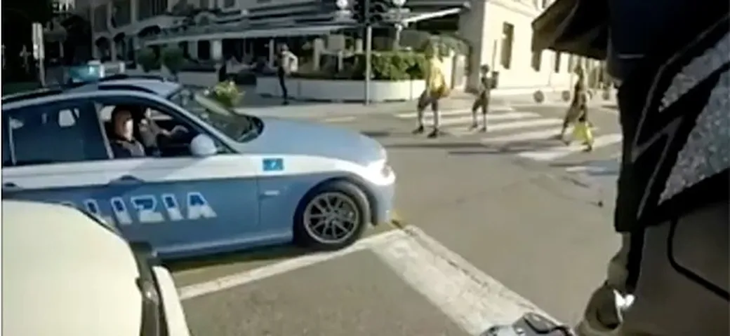 Como: semina in moto la Polizia e posta video su YouTube