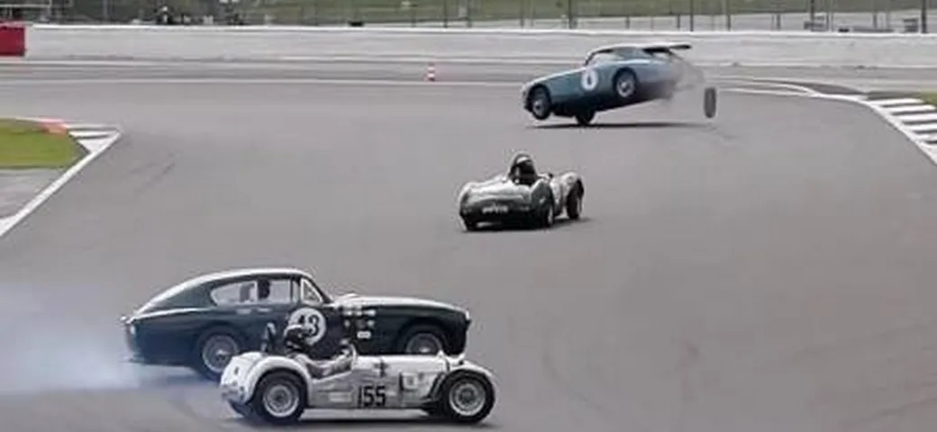 Auto storiche: sincronismi cinematografici a Silverstone per le nonne | Video
