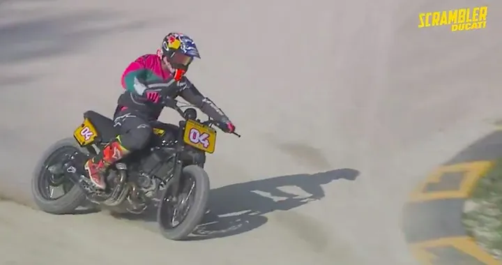 Andrea Dovizioso vince la Scrambler Flat Track Race del WDW [Video]