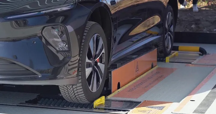 Auto elettrica, cambi la batteria per avere più autonomia? Rischi guai con l'omologazione