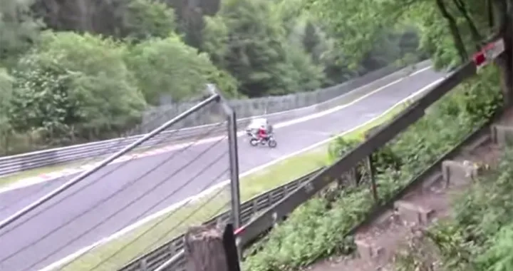 Fa inversione al Nurburgring, illeso [Video]