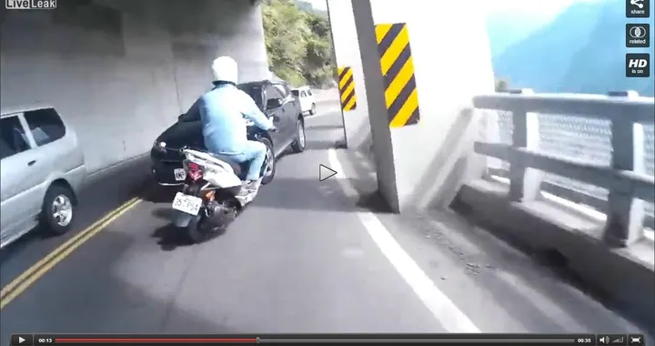 SUV abbatte due scooter [Video]