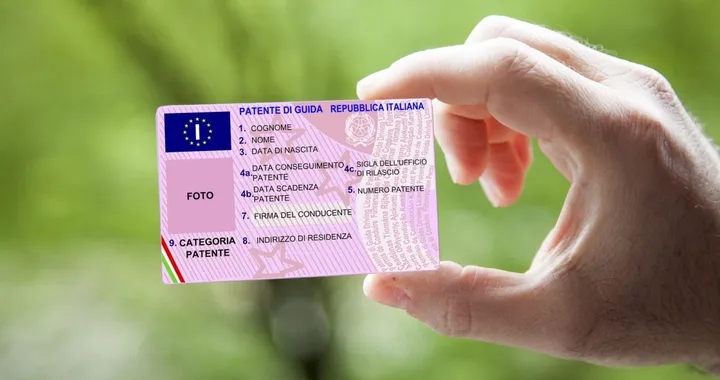 Oltre 800 ritiri di patente nei primi sei mesi del 2025: la colpa è del telefonino