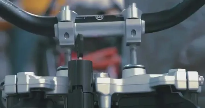 Rok Bagoros danza la samba in moto