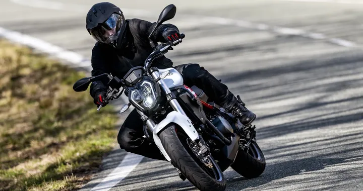 Benelli 302S: la naked facile, sportiva e accattivante
