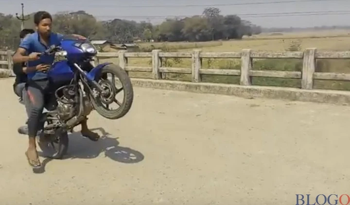 Vuole fare lo stuntman ma perde moto e passeggero [Video]