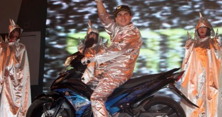 MotoGP: Jorge Lorenzo accolto a Surabaya come un rock star