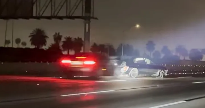 Spaventoso incidente in autostrada: il tamponamento multiplo è inevitabile [Video]