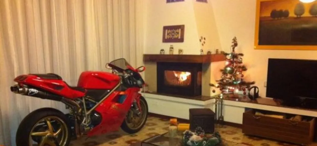 Foto del giorno: Ducati 916 davanti al camino