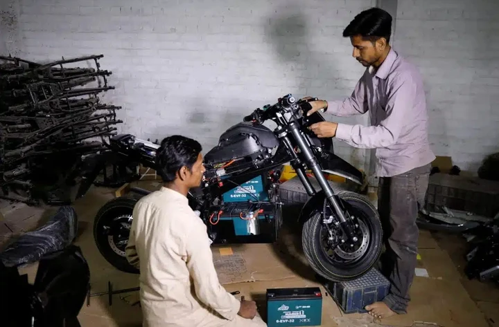Boom moto elettriche Pakistan: come la crisi energetica spinge l'EV