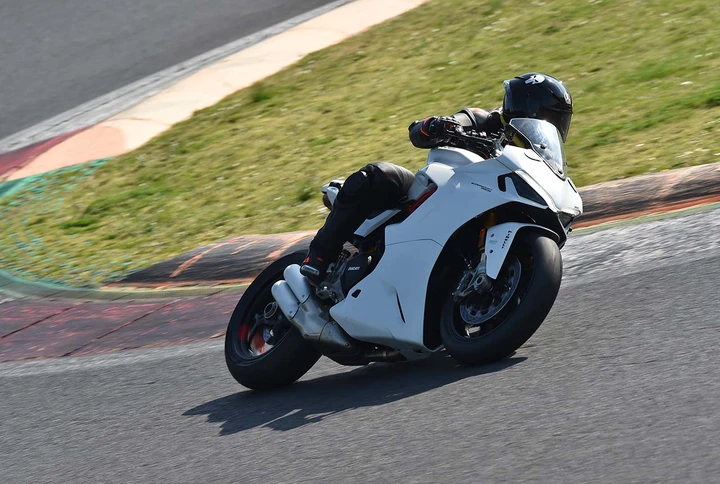 Ducati SuperSport 950, la prova in pista a Vallelunga (VIDEO)