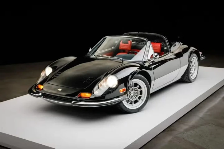 Questa Dino modificata vale quasi un milione: asta record per una Ferrari fuori dagli schemi