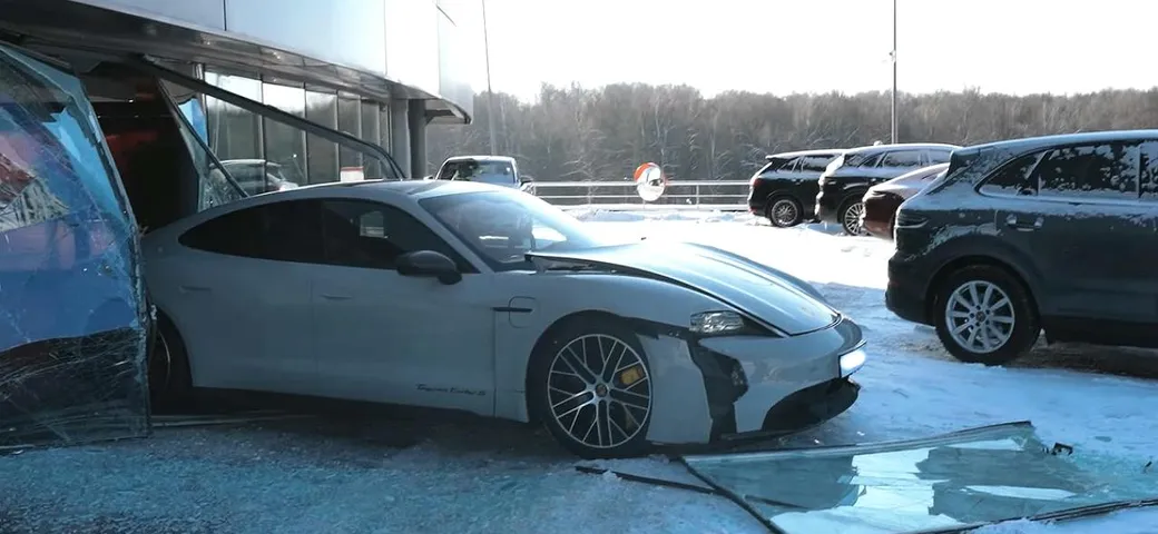 Lo strano incidente alla consegna di una Porsche Taycan Turbo S [Video]