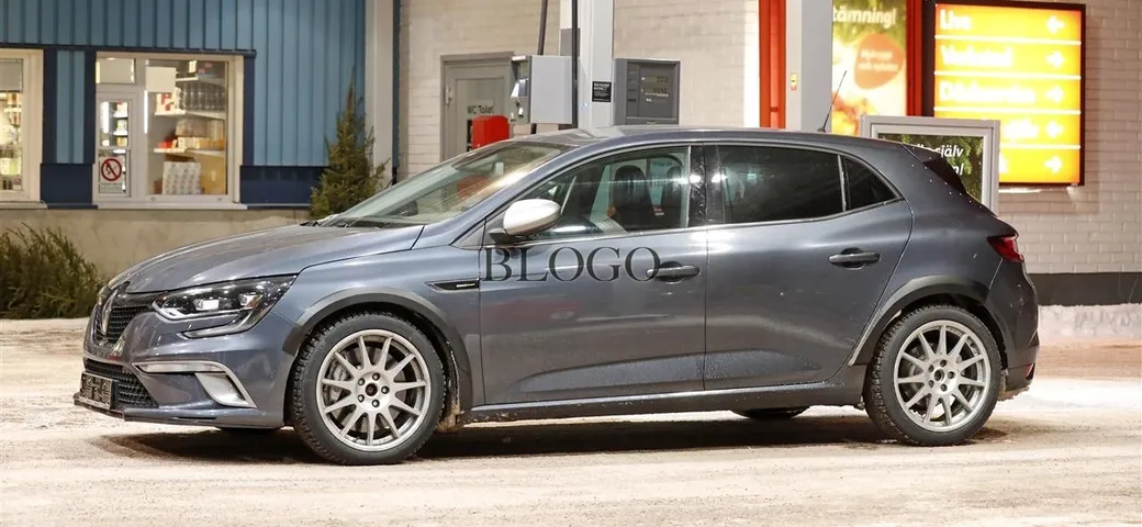 Renault Megane RS: foto spia in Svezia