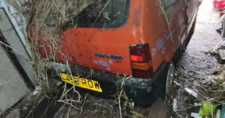 In garage per 15 anni fra polvere e gomme sgonfie: Fiat Panda risorge