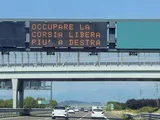 Corsia di destra in autostrada, questa sconosciuta: perché nessuno la usa