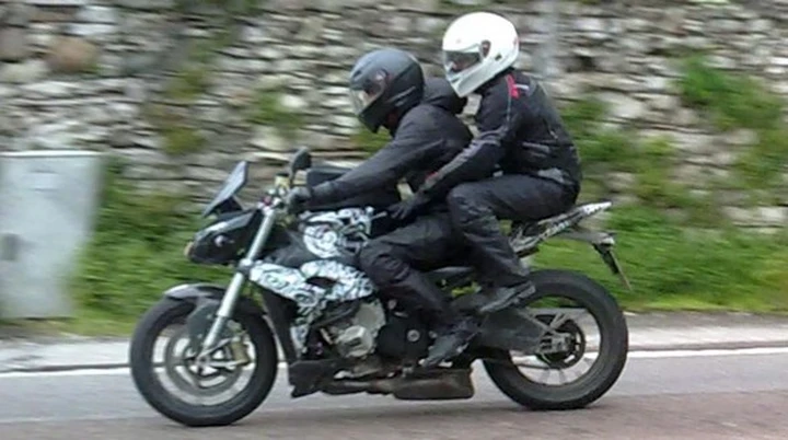 Avvistata la versione 'Streetfighter' della BMW S1000RR