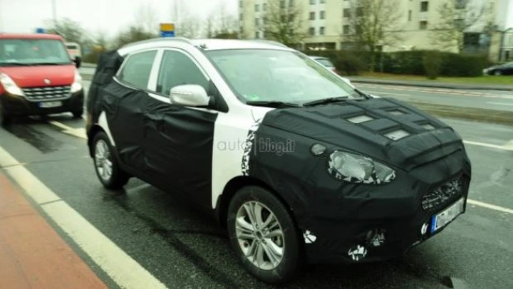 Hyundai ix35: foto spia del facelift