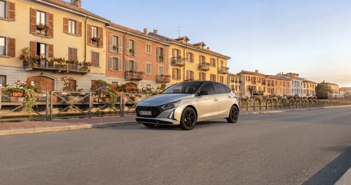 Hyundai i20 2027, più tecnologia senza aumentare i prezzi: si parte da 19.900 euro