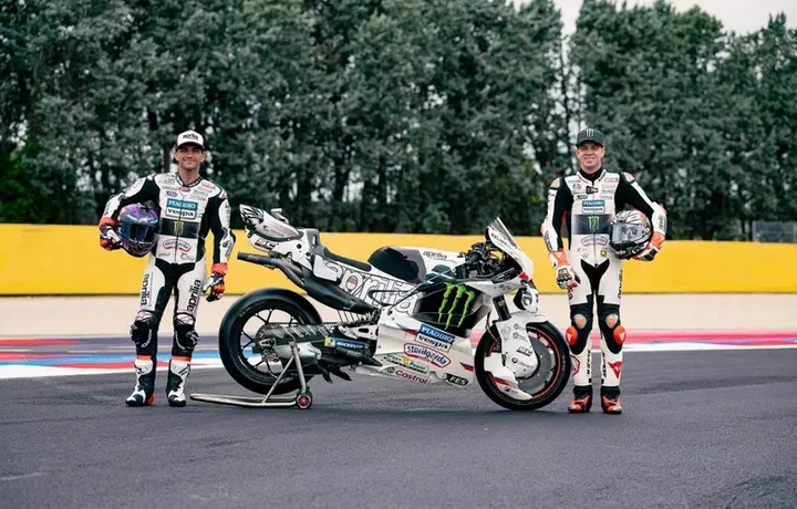 Aprilia corre in bianco a Misano: omaggio a Vespa e Gilles Villeneuve