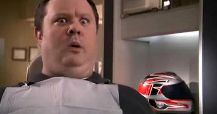 Elefanti attaccano un motociclista