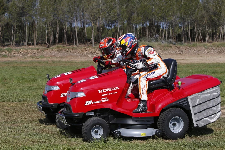 Marquez e Pedrosa, sfida in tosaerba! [Video]
