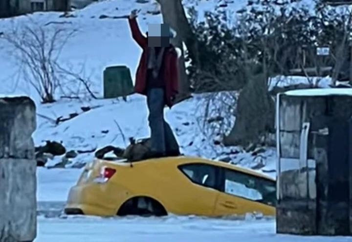 La sua auto affonda nel fiume, ma lei si fa un selfie [Video]