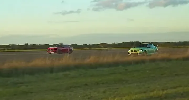Nuova Mustang GT vs BMW M2 Competition: drag race appassionante | Video