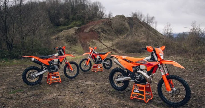 KTM EXC ed EXC-F 2027: cambia il look, resta la formula vincente