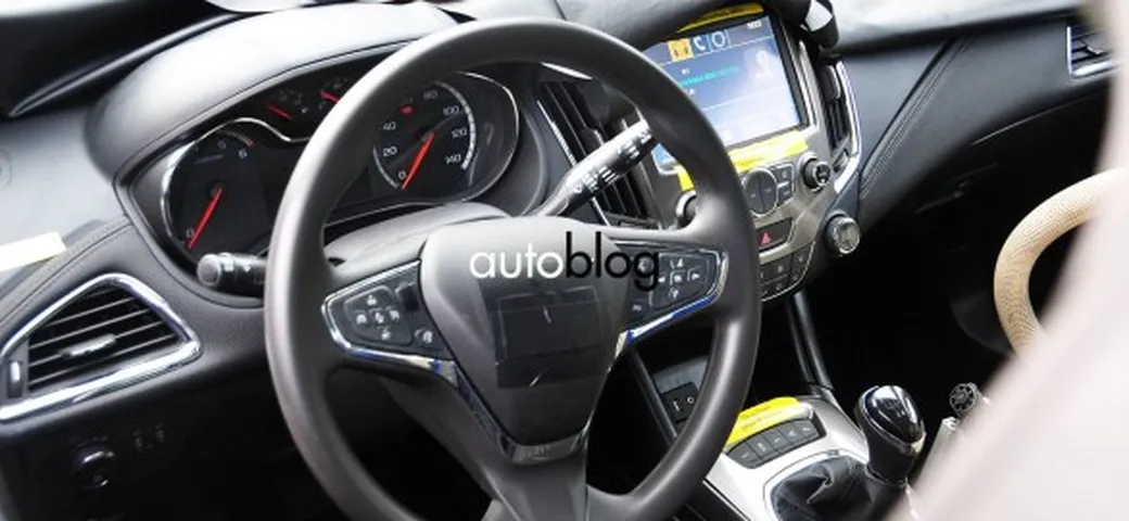 Chevrolet Cruze 2015: foto spia degli interni