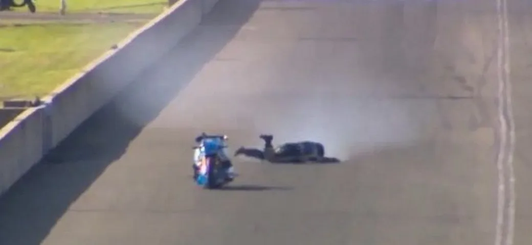 Giù dalla moto-dragster a 370 km/h | video