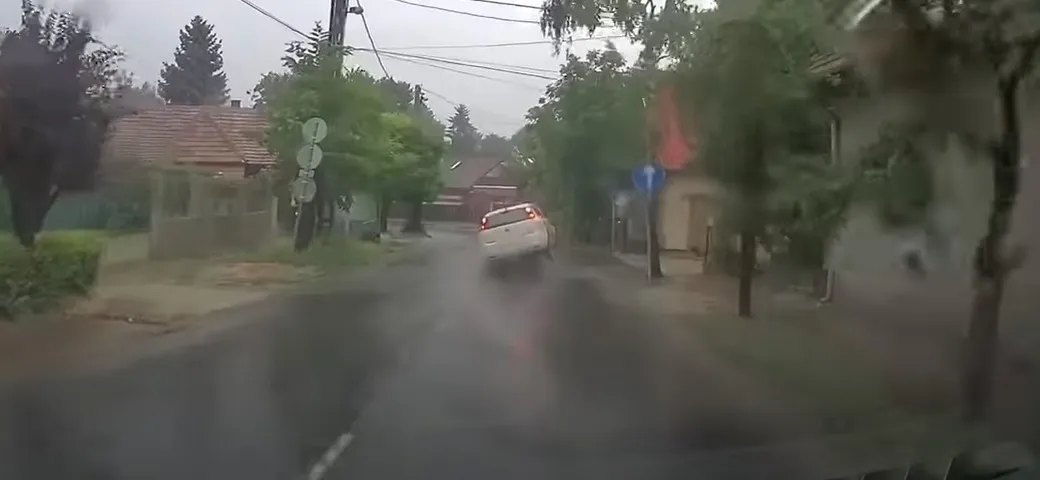 La Fiat Punto viene sparata in aria da un tombino [Video]