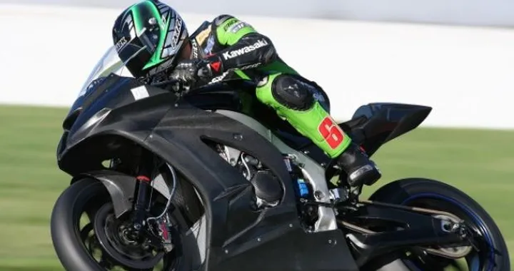 Sykes e Fujiwara in pista a Magny Cours con la Kawasaki ZX-10R Ninja Superbike 2011. Broc Parkes in Supersport nel team Provec Motocard