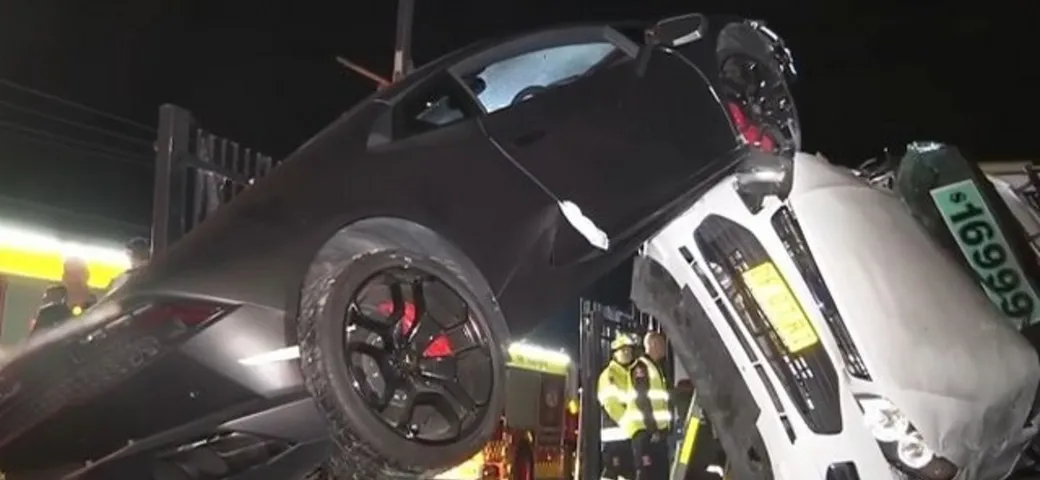 Noleggia una Lamborghini e si schianta contro la concessionaria