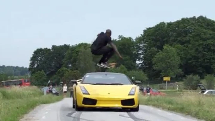 Al The Jumper: l'uomo che salta sopra alle auto (in movimento)